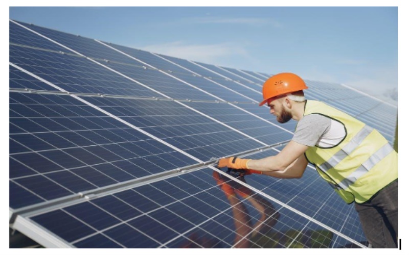 The Benefits of Combining a Solar Inverter Charger with Battery Storage